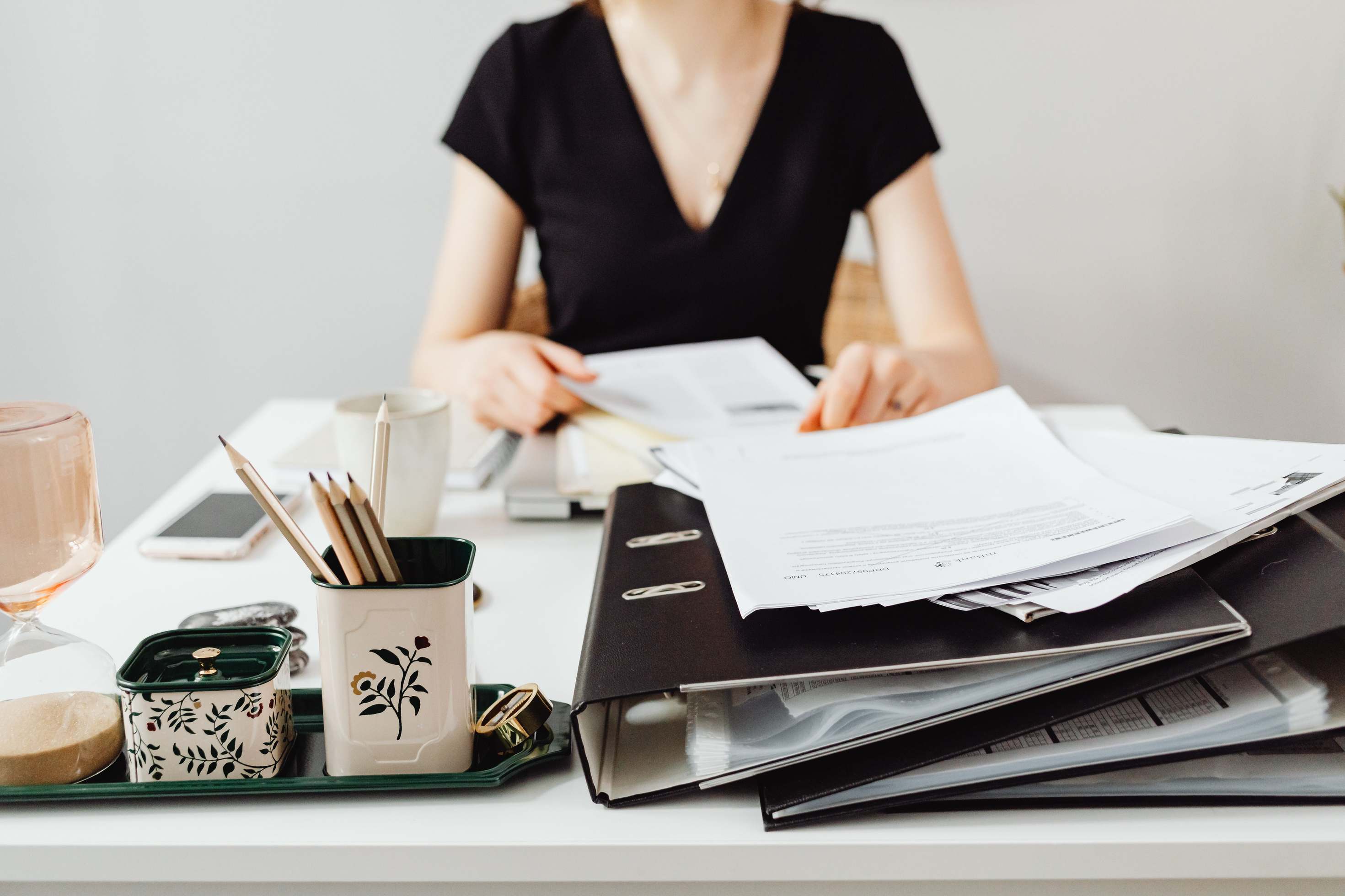 Aktenordner und Dokumente von oben auf einem Schreibtisch, Büro